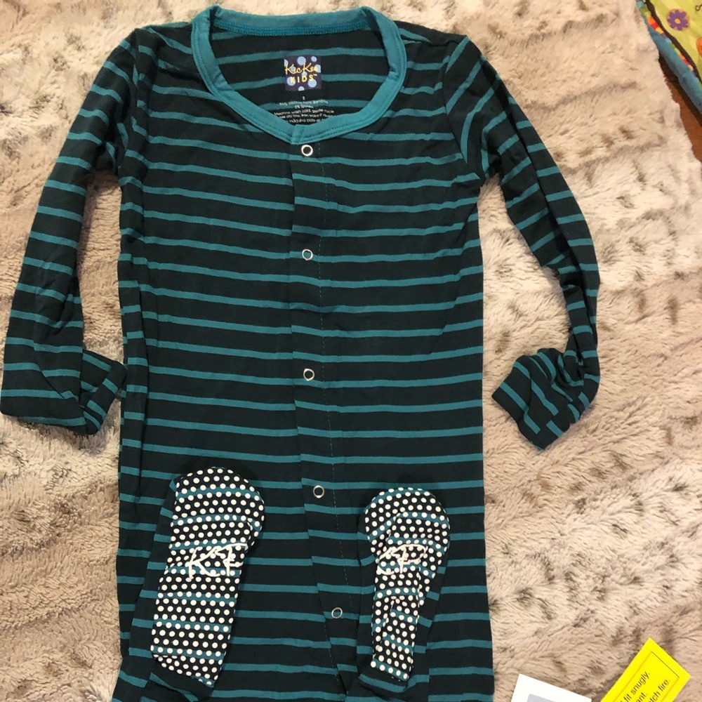 Kickee Boys size 5 tundra stripe